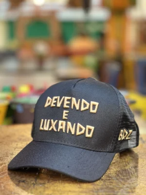 Boné BDZ - Frase "Devendo e Luxando"